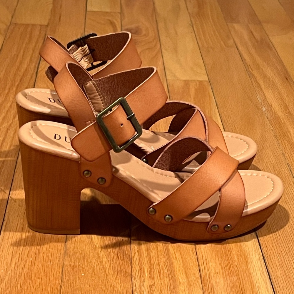 🆕 Honey Color Sandals - size 8W - Picture 3 of 5